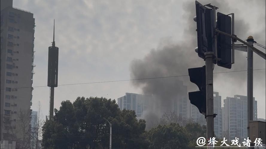 今天下午远洋新村小区非机动车停车区域起火 多辆非机动车烧毁无人员伤亡